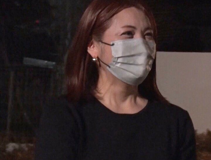 大人気インフルエンサーJKの美人ママ、娘の俳優彼氏に緊張