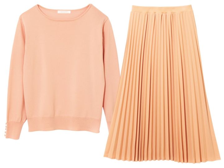 スカート¥6,589、ぬくもりのある黄み系ピンクのニットで顔映りよく。ニット¥4,389／ともにドゥクラッセ