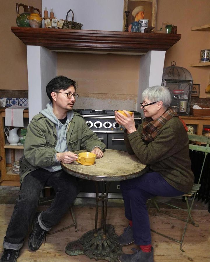 友人を介して知り合った、日本人の安田さんと、プライベート空間のシックなキッチンで。