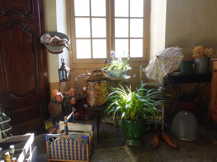 クリスティーヌさんのセンスと、築数百年の家の雰囲気がミックスされたディスプレイは一見の価値あり。