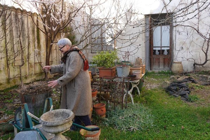 「本物の素材でできた服は、気に入ったら擦り切れるまで着る」“本物を長く”を貫く、南仏暮らしの69歳アンティーク商