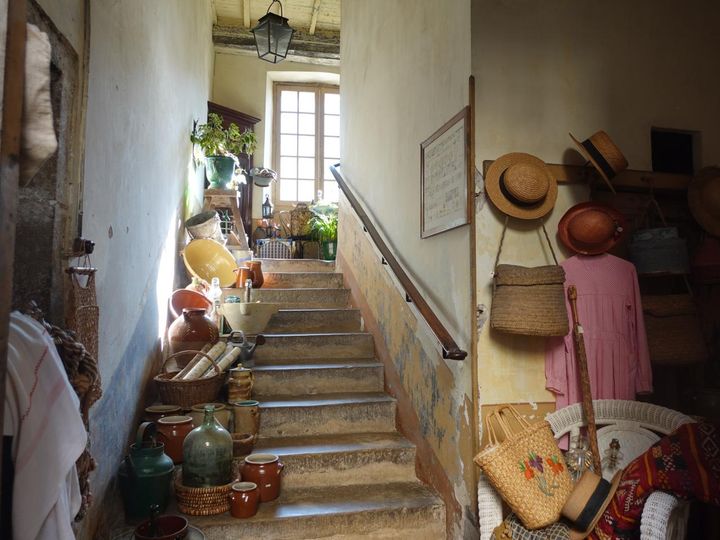 雰囲気満点の木の階段にはブリキのバケツや箱類など、様々な雑貨をディスプレイ。この階段の上り下りが筋力アップに。