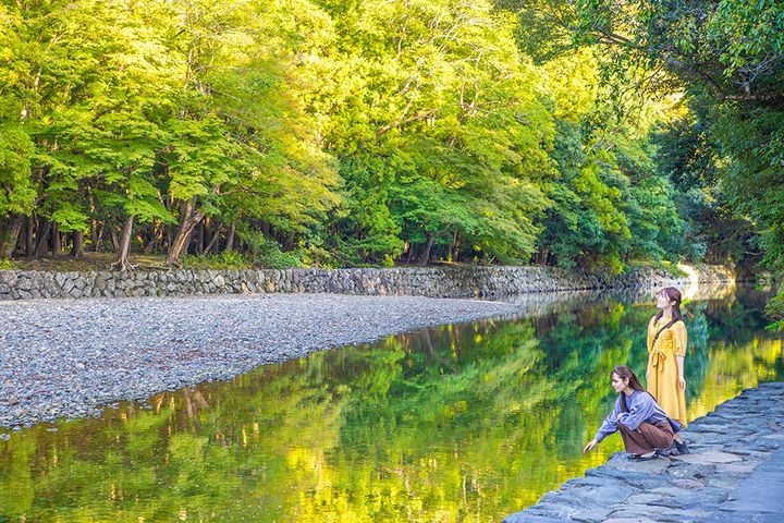 内宮の宮域内を流れる清流・五十鈴川の流れを利用した五十鈴川御手洗場