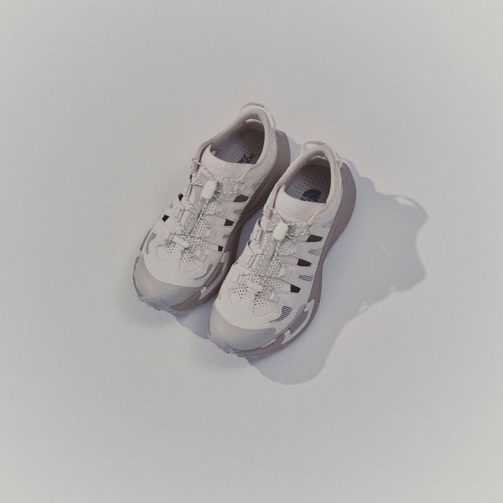 クイックシューレースとマグネットエンドにより、ストレスフリーな着脱を実現。安定感のあるプレート構造によって、歩行の快適性と汎用性を重視するデイリーユーザーに応える一足となっている。