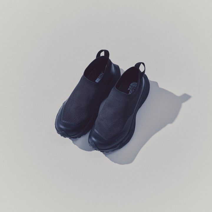 GORE-TEXによるプロテクションと、吸い付くようなフィット感をもたらすスリッポン構造を両立。雨の日も足元をドライに保ち、洗練されたルックスで街を歩き続ける人に向けたモデル。