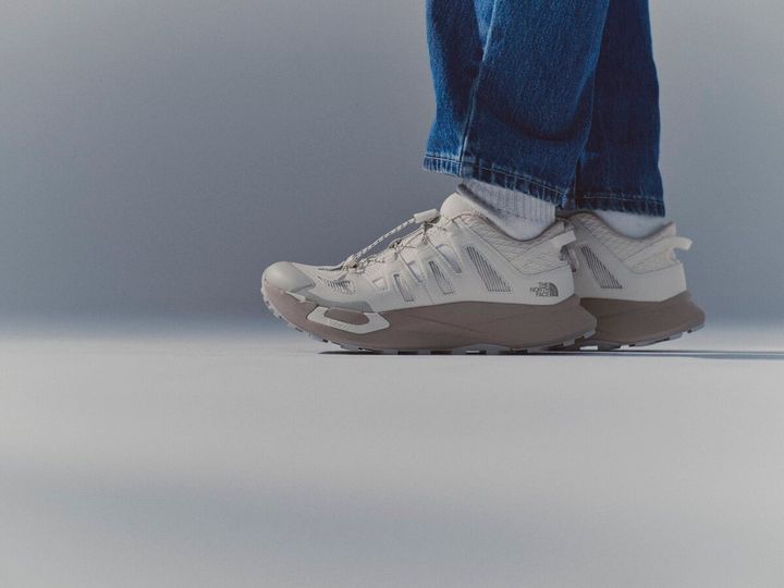 日常の移動から軽いアクティビティまで、軽快さと着脱の利便性を求める方へ。