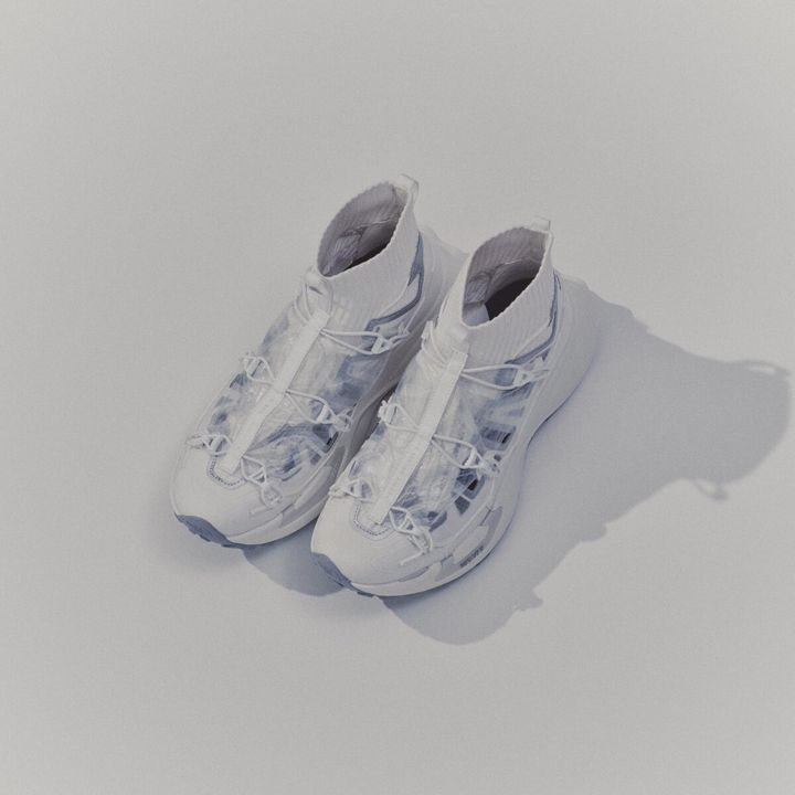 VECTIVの推進力に、Dyneema®カバーによる防護性とファッション性を融合。天候やスタイルに合わせて表情を変える、ギミックと高機能を愛するユーザーに向けた一足に。