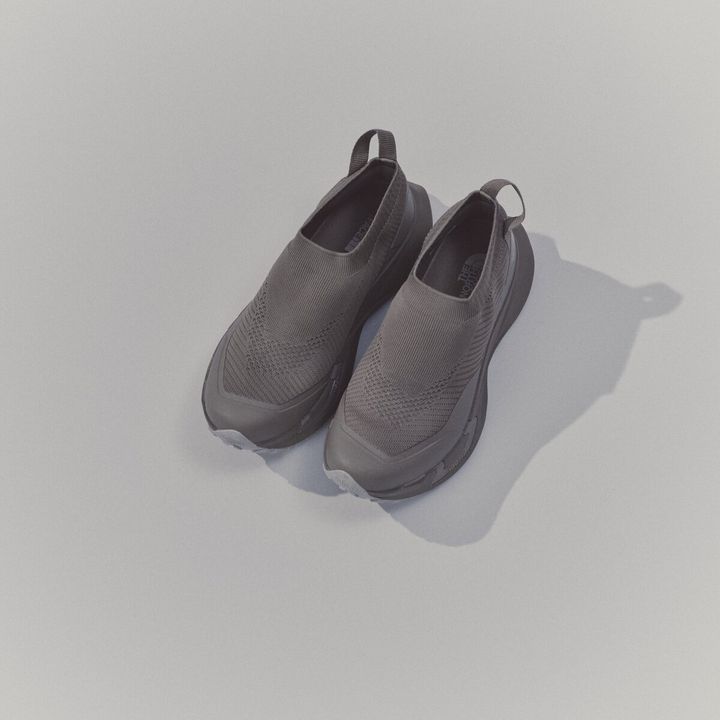 柔軟なニットアッパーが足をやさしく包み込み、VECTIVのロッカー構造が軽やかな一歩をサポートしている。リラックスした履き心地と歩きやすさのバランスを求める方に向けた一足だ。