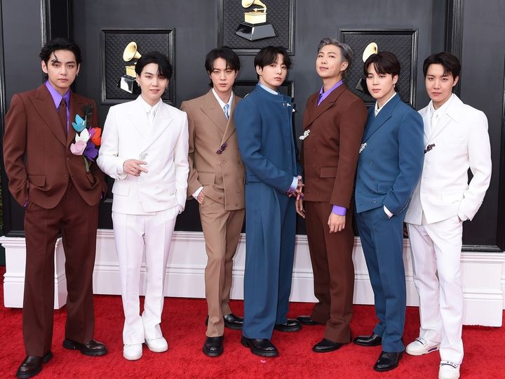 【K-POPの歴史を作ったグループたちの復活と現在地】2026年3月20日にニューアルバム『ARIRANG』をリリースするBTS。アリランとは韓国の伝統的な民謡のことですが、なぜBTSは3年ぶりの完全体復帰にテーマとして選んだのでしょうか。その理由を考えます。※写真：The Mega Agency/アフロ