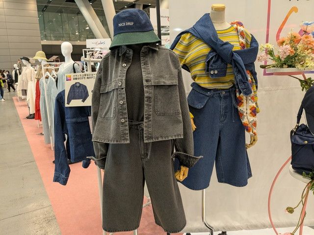 デニムショートジャケットを着用したマネキン