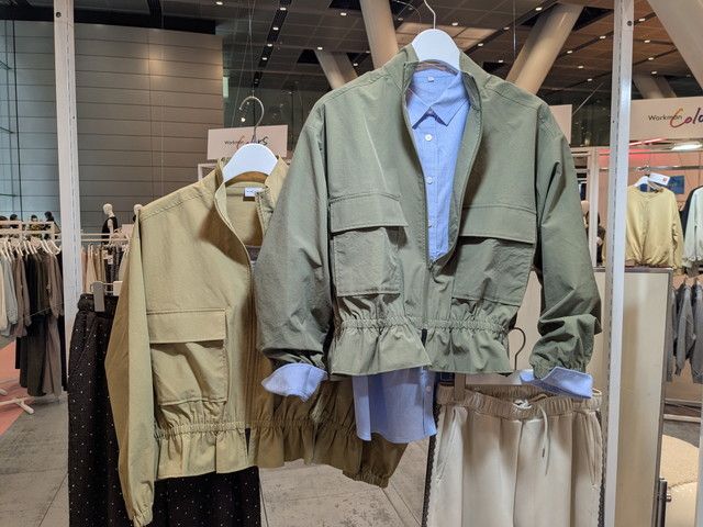 2色の裾フリルミリタリージャケット