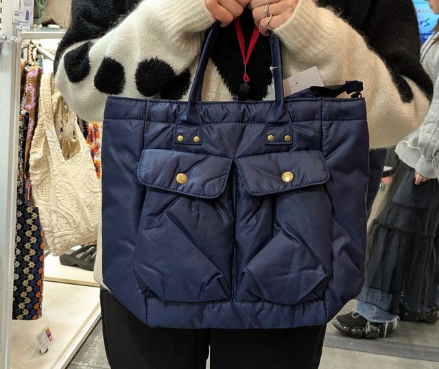 ネイビーのサテン素材トートバッグ