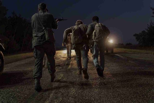 極限状態に放り込まれ、ひたすら歩き続ける若者たち [c]2026 Lions Gate Ent. Inc. All Rights Reserved.