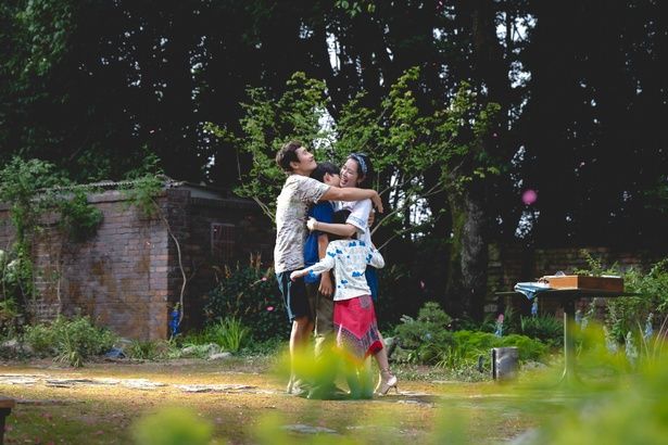 仲睦まじい様子のマンス一家だったが... [c]Everett Collection/AFLO