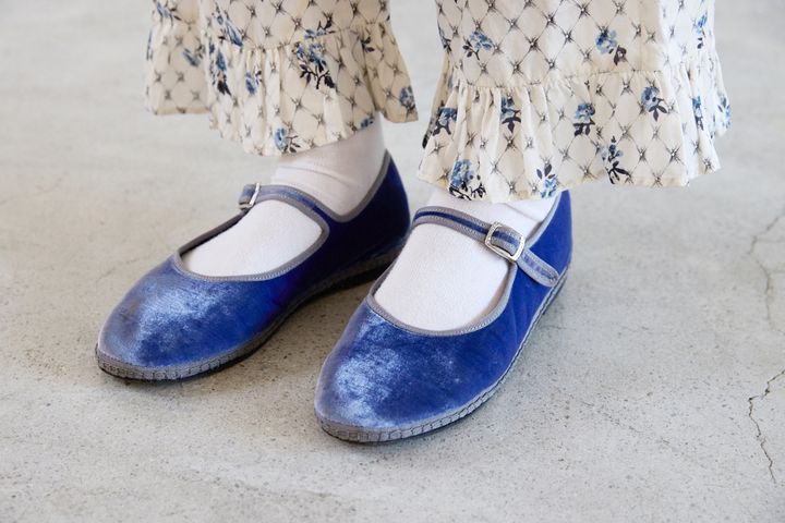 フィグロンドンの小花柄セットアップにシューシャの青いベロアシューズを合わせた足もとコーデ