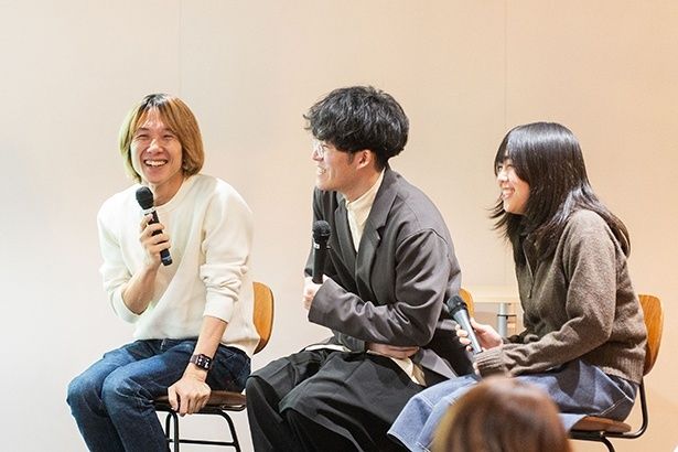 【写真】日大文理RINGSセンター長の大澤正彦先生(左)、日大文理RINGSに参加する土橋さん(中央)と古賀さん(右)の3名も壇上に上がり、金田さんと掛け合いをしながら和やかな雰囲気で講演が進められた