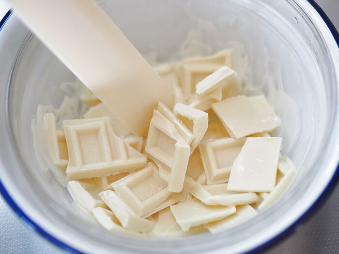 ホワイトチョコを湯煎で溶かす