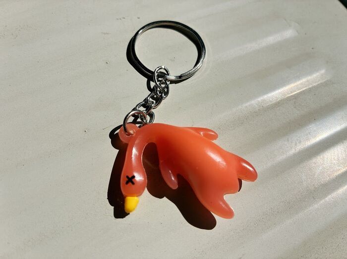 【セリア】謎のアヒルをバッグに付けておくと→ある変化が！実はこれから大活躍のアイテムなんです。