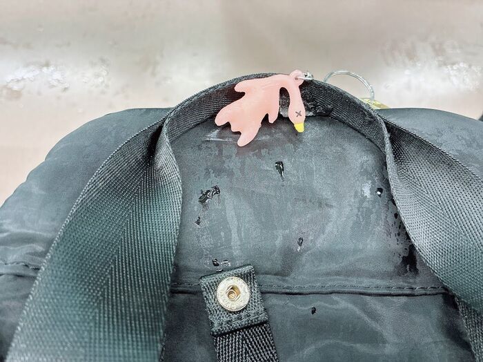 【セリア】謎のアヒルをバッグに付けておくと→ある変化が！実はこれから大活躍のアイテムなんです。