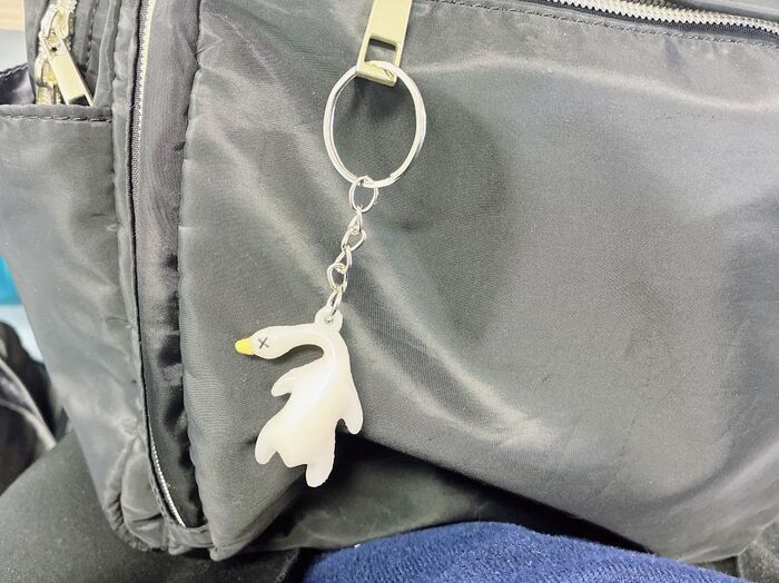 【セリア】謎のアヒルをバッグに付けておくと→ある変化が！実はこれから大活躍のアイテムなんです。