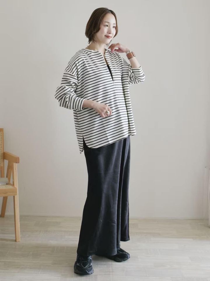 サテンスカートもダークカラーなら日常使いしやすい 出典：WEAR