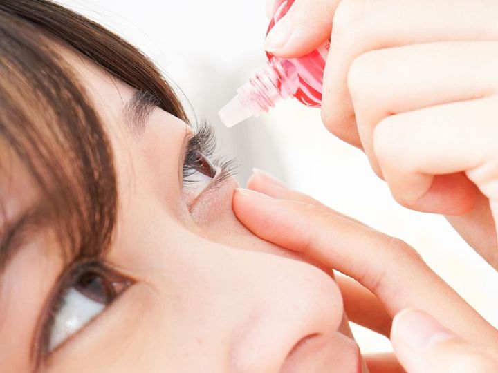 【薬学部教授が解説】花粉症の目薬はコンタクトをしたまま使うと危険な場合があります。判断の目安は、防腐剤「ベンザルコニウム塩化物」を含むかどうかです。角膜障害のリスクと、安全な点眼薬の選び方、代表的な薬剤名を分かりやすく解説します。（※画像：Shutterstock.com）