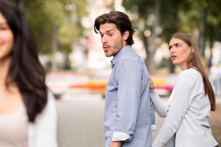 これに気づいたら警戒すべき。男性が浮気する時にする「定番行動」３つ