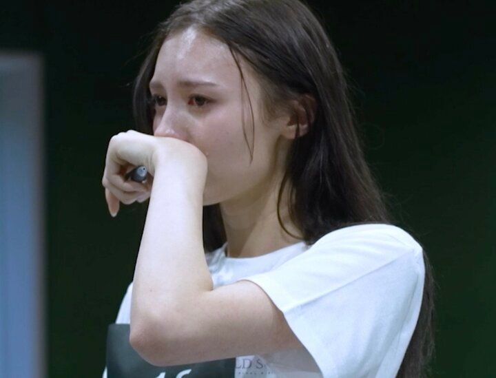 声が出ない…9頭身スタイルの中条あやみ似美人練習生