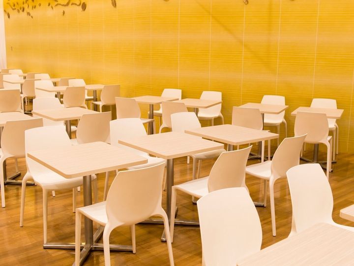 平日に家族でショッピングモールへ出掛けた38歳女性。モール内のフードコートで食事をしていると、夫が近くにいた高齢男性のグループを見ている。その視線の先にあったのは、衝撃的な義父の姿だった。※サムネイル画像：PIXTA