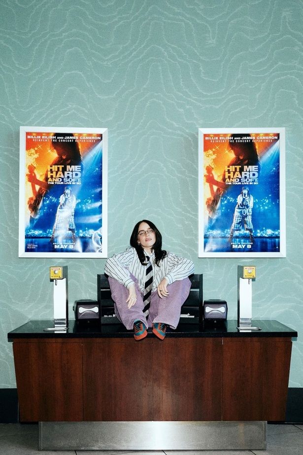 【写真を見る】ポスターと並んだビリー・アイリッシュの最新ショット Photo by @nickwalkerstudio