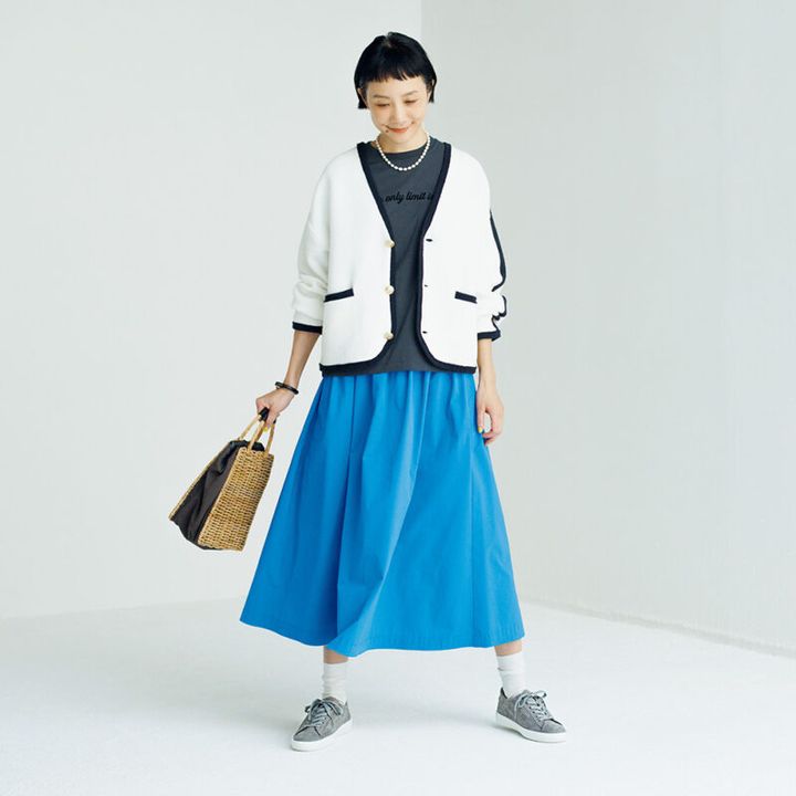 スニーカー￥33,000 ／銀座ヨシノヤ、Tシャツ￥8,800、ジャケット￥31,900／ともにマカフィー（トゥモローランド）、フレアスカート￥18,700／ボールジィ（ともにトゥモローランド）、ソックス￥3,300 ／パンセレラ（真下商事）、パールネックレス￥17,600／ハリス（金万）、バングル￥28,600／シーエックスシー（アマン）、バッグ￥39,600 ／ロワズィール