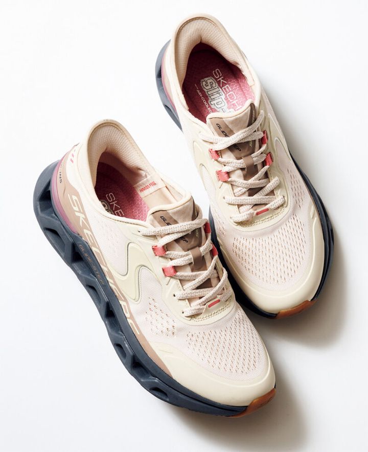 ピンクベージュならハイテクデザインでも優しげな印象。 ￥15,950 ／スケッチャーズ（スケッチャーズジャパンお客様コールセンター）