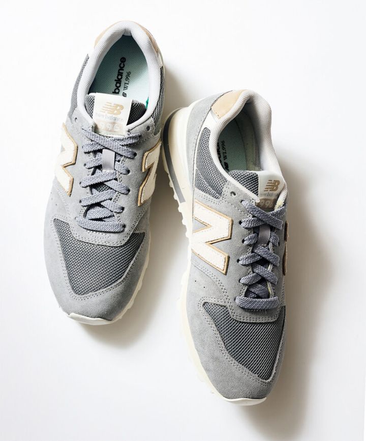 白いＮのロゴが印象的な定番デザイン。 ￥12,980／ニューバランス（ニューバランスジャパン お客様相談室）