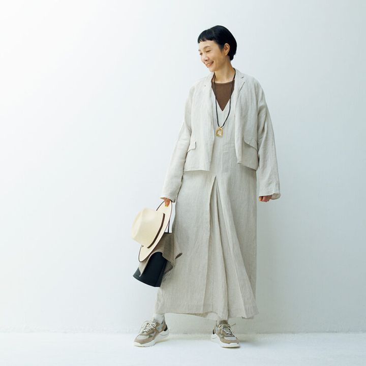 スニーカー￥39,600 ／デイト（ティースクエア プレスルーム）、ジャケット￥31,900、ワンピース￥39,600／ともにティッカ、タンクトップ￥9,900／アズ（sense）、ネックレス￥45,100／シーエックスシー（アマン）、バッグ￥31,900／マロウ（プレインピープル青山）、パナマハット￥37,400／ステットソン（ステットソン ジャパン）、ソックス¥3,300／パンセレラ（真下商事）