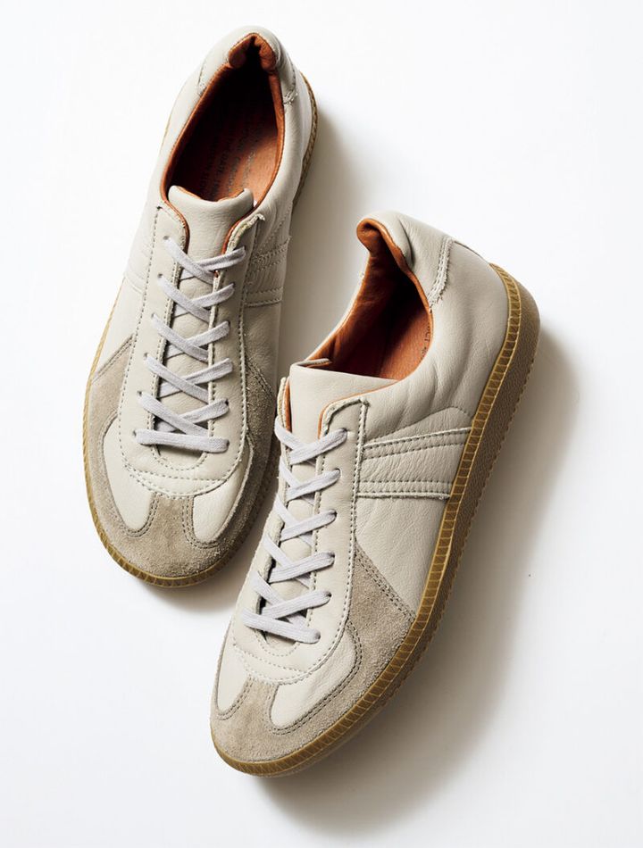 ライトグレーのローテクスニーカー。 ￥28,600／リプロダクション オブ ファウンド（アイファウンド）
