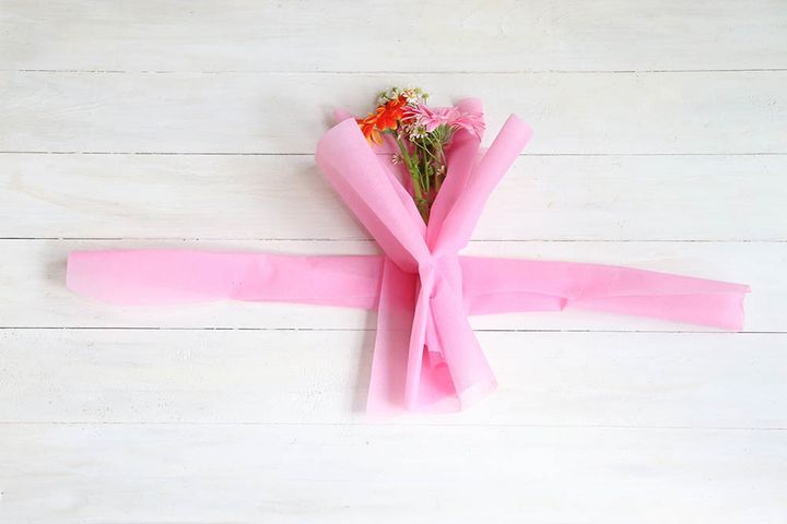 細長い不織布で結ぶ