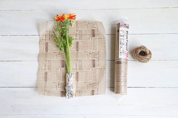 ワックスペーパーに花を置く