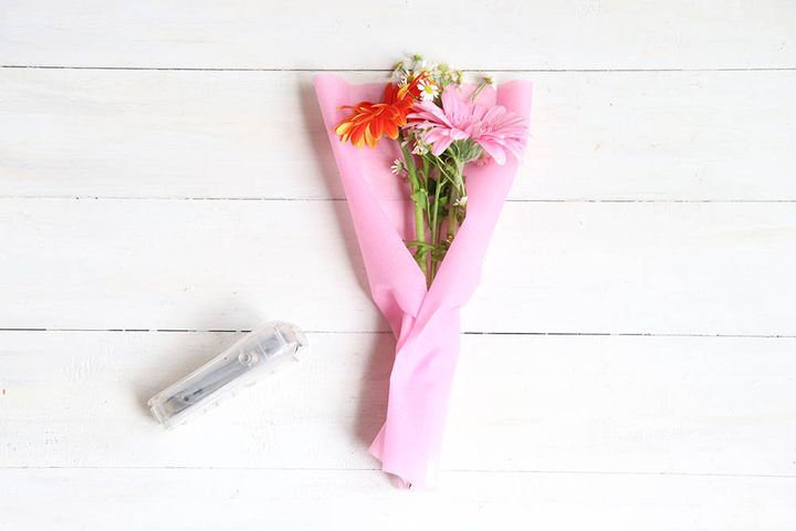 花束を置いて仮留め