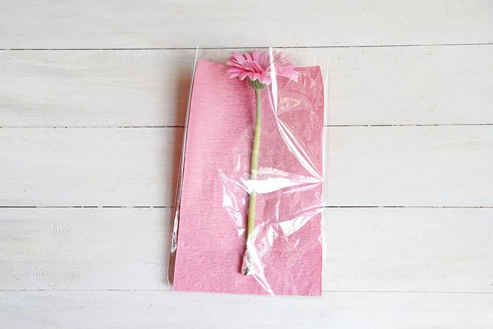 クリアバッグに花を入れる