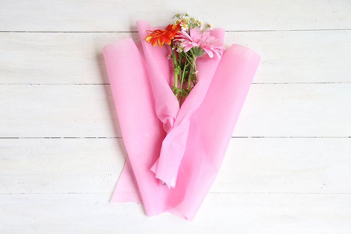 不織布を置いて仮留め