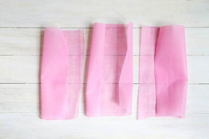 不織布をカットして並べる