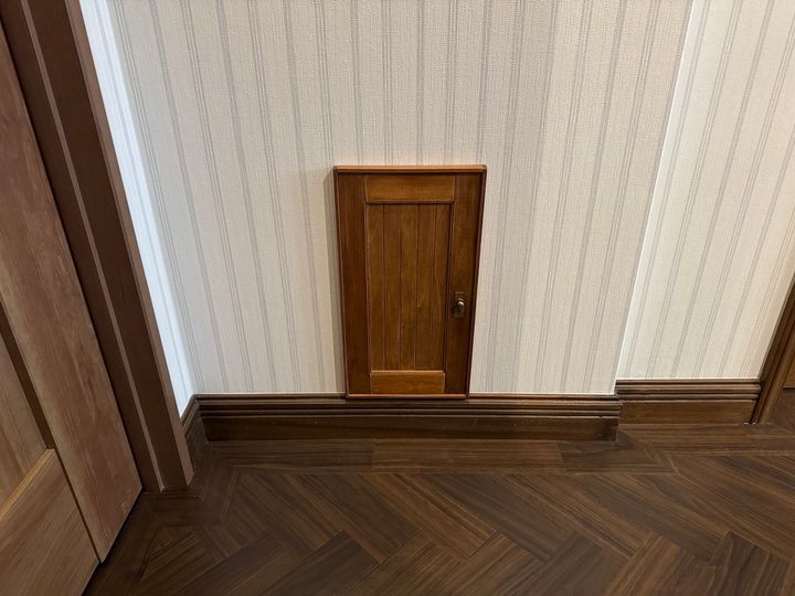 店内壁の小さな扉