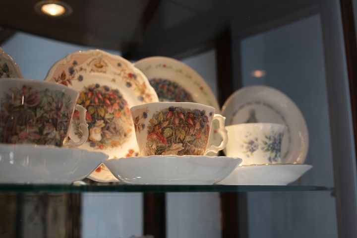 ショーケースに並ぶティーセット