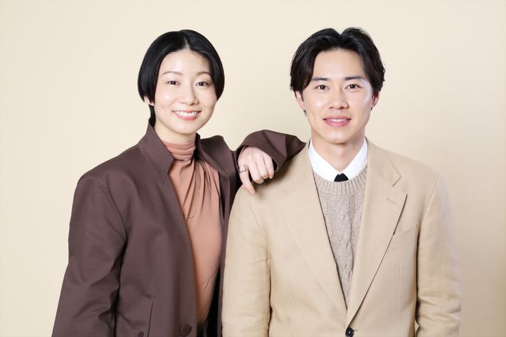 （左から）土居志央梨、戸塚純貴 クランクイン！ 写真：高野広美 width=