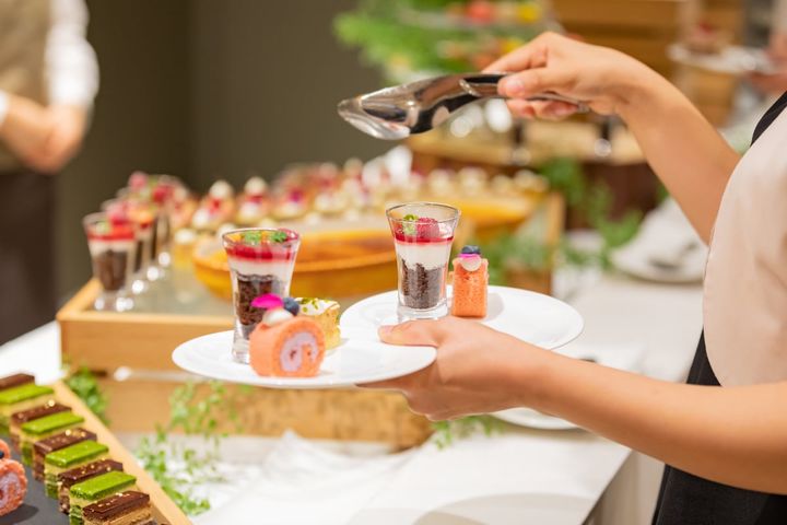 食べ放題の料理をこっそり持ち帰ると窃盗罪？（画像はイメージ）