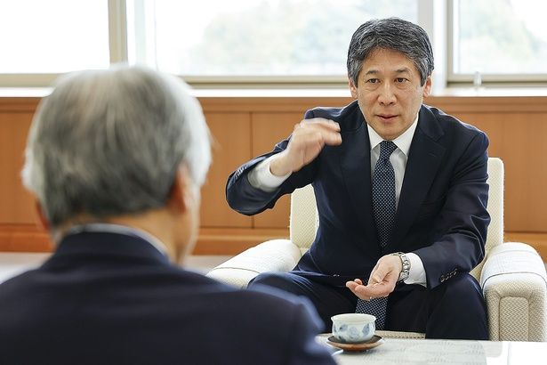 「モビリティリゾートもてぎには、素晴らしい自然と『本物志向』が凝縮されています。これからのよい季節、ぜひ足を運んでリアルな感動体験を味わっていただきたいですね」と、多くの人に来場を呼びかける斎藤社長 【撮影＝藤巻祐介】