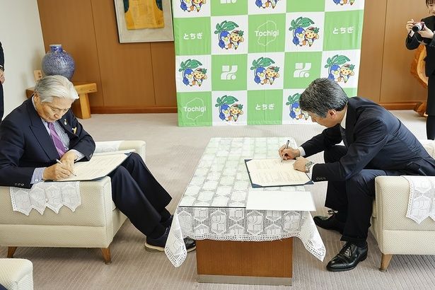 協定書にサインをする福田知事(左)と、ホンダモビリティランドの斎藤社長(右) 【撮影＝藤巻祐介】