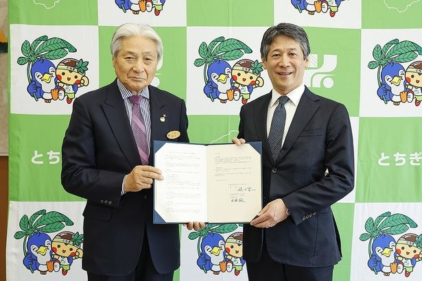 協定締結式に臨んだ、栃木県知事の福田富一さん(左)と、ホンダモビリティランド株式会社・代表取締役社長の斎藤毅さん(右) 【撮影＝藤巻祐介】