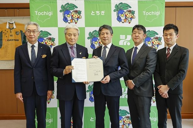 【写真】協定締結式の出席者。写真左から、栃木県 生活文化スポーツ部長の中村和史さん、栃木県知事の福田富一さん、ホンダモビリティランド株式会社・代表取締役社長の斎藤毅さん、同執行役員・モビリティリゾートもてぎ総支配人の稲葉光臣さん、同地域・アライアンス担当 マネージャーの宮崎昌道さん 【撮影＝藤巻祐介】