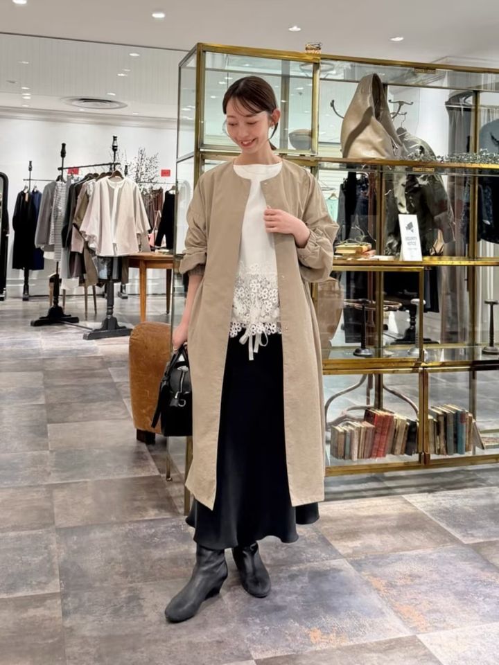 ベージュコートはノーカラーでフェミニンに